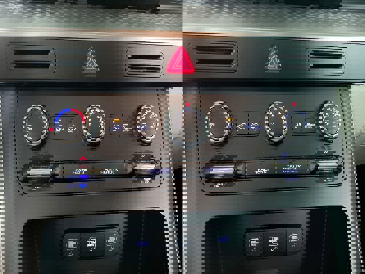 Used 2024 Kia Carnival LX image 26