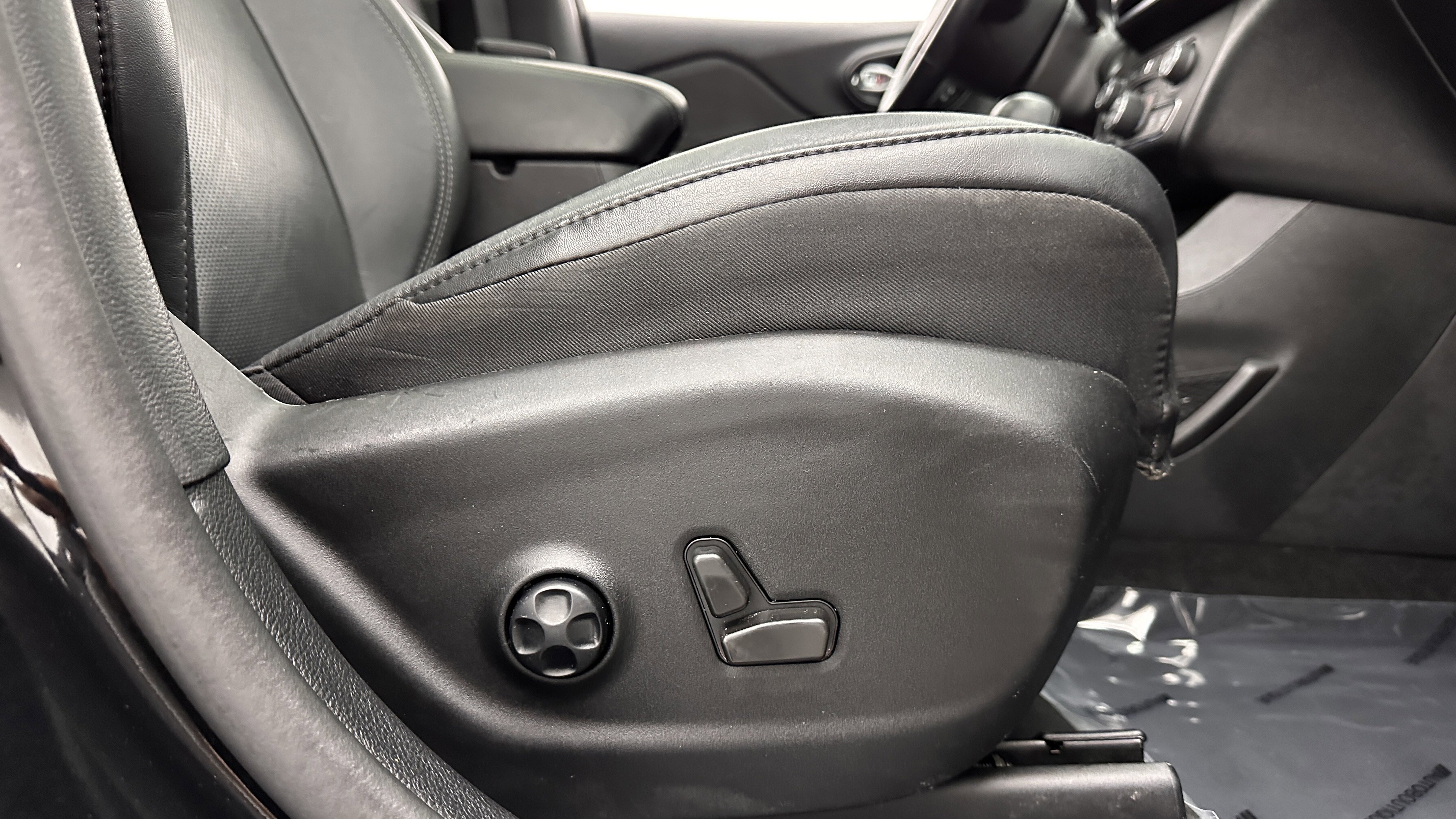Used 2021 Jeep Cherokee Limited FWD image 37