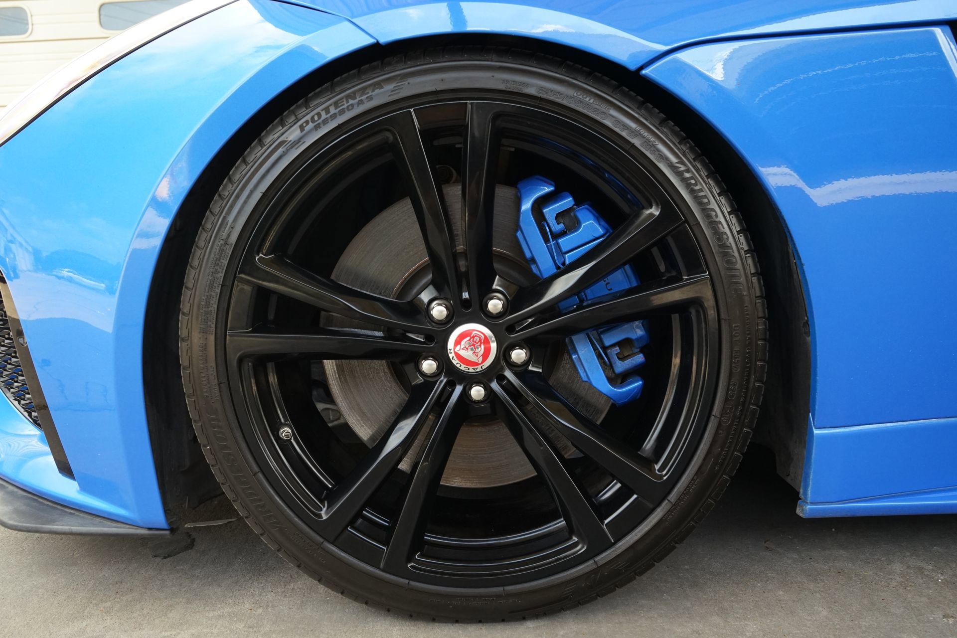 Used 2017 Jaguar F-TYPE SVR image 25