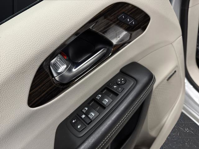 Used 2023 Chrysler Pacifica Limited w/ Uconnect Theater Family Group image 32