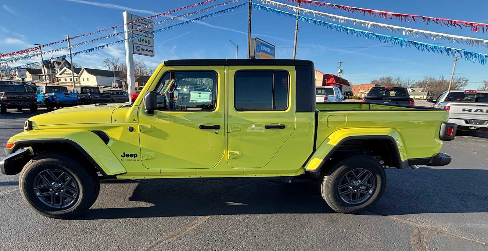 Certified 2024 Jeep Gladiator Sport AWD/4WD image 1