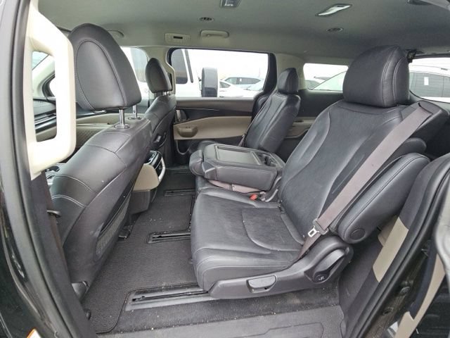 Used 2025 Kia Carnival FWD image 11