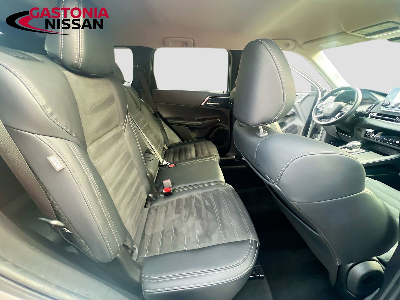 Used 2024 Mitsubishi Outlander SE image 37