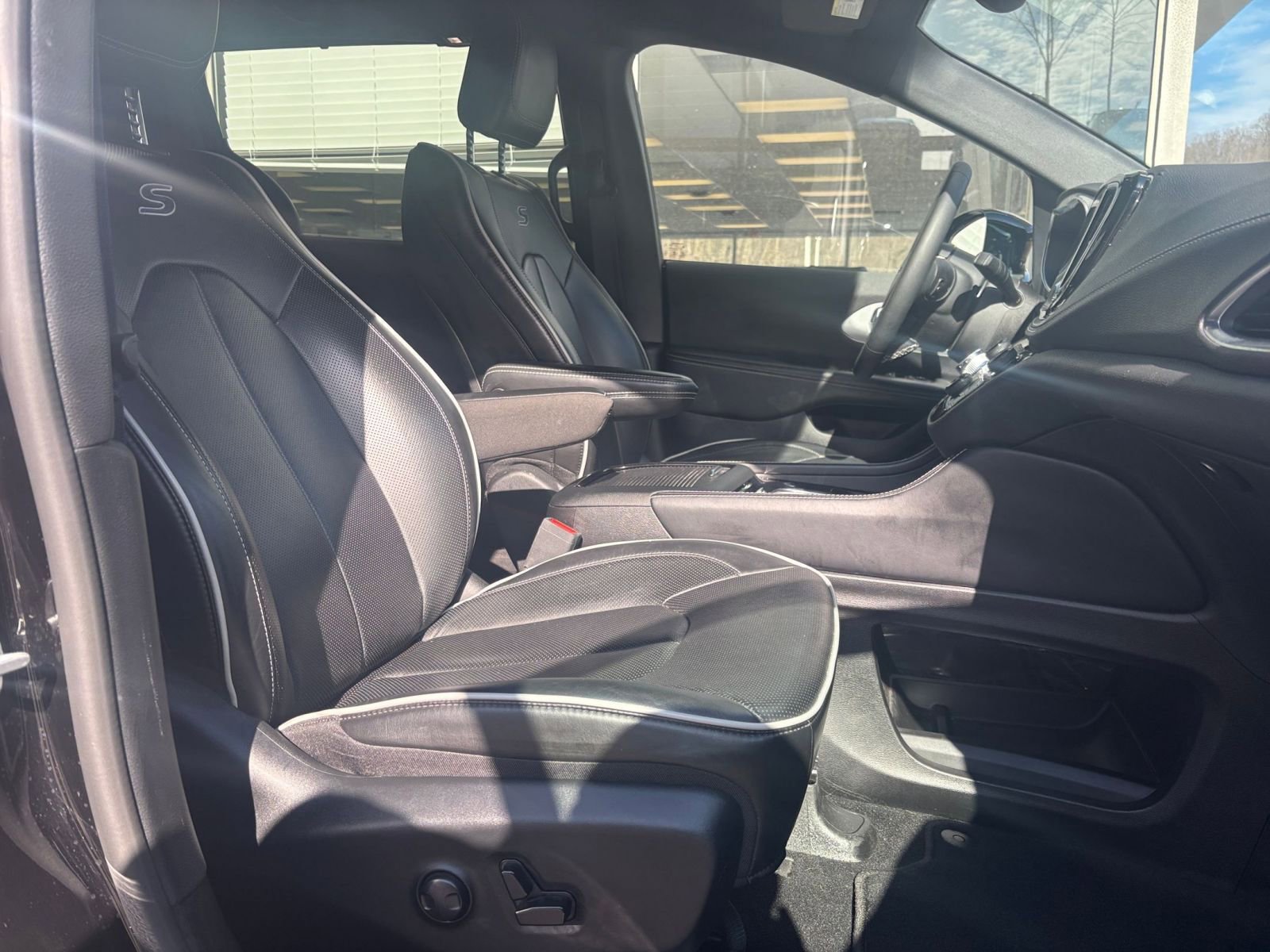 Used 2025 Chrysler Pacifica Limited image 29