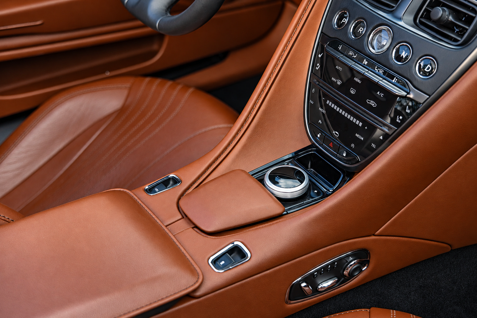 Used 2019 Aston Martin DB11 Volante RWD image 32