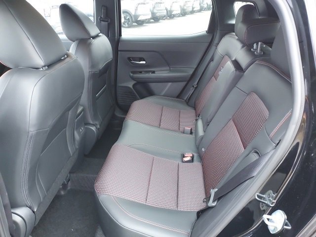 New 2026 Nissan Kicks SR w/ Cold Weather Package image 12