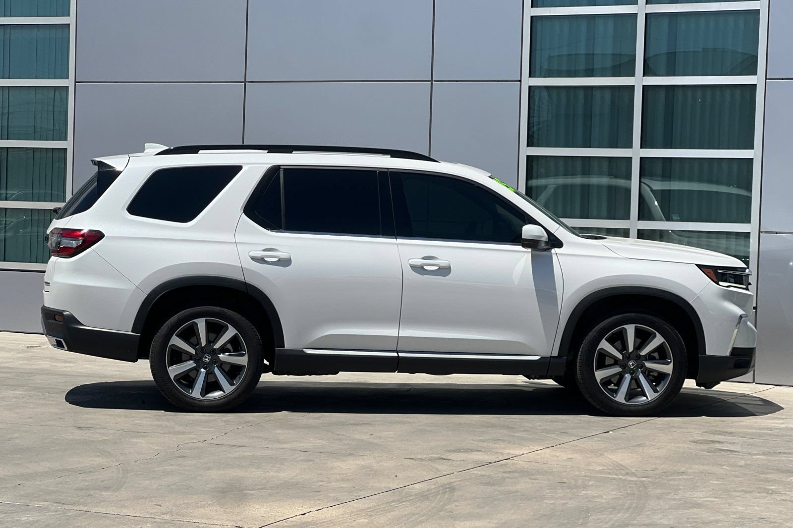 Used 2025 Honda Pilot Touring image 3