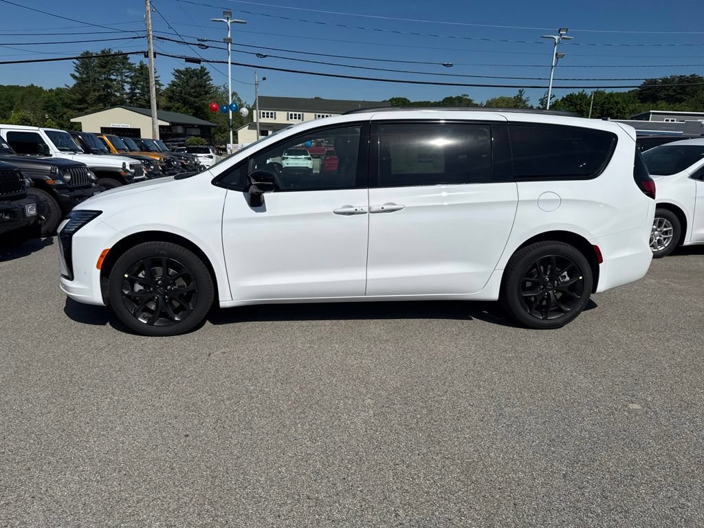New 2027 Chrysler Pacifica Limited AWD/4WD image 2