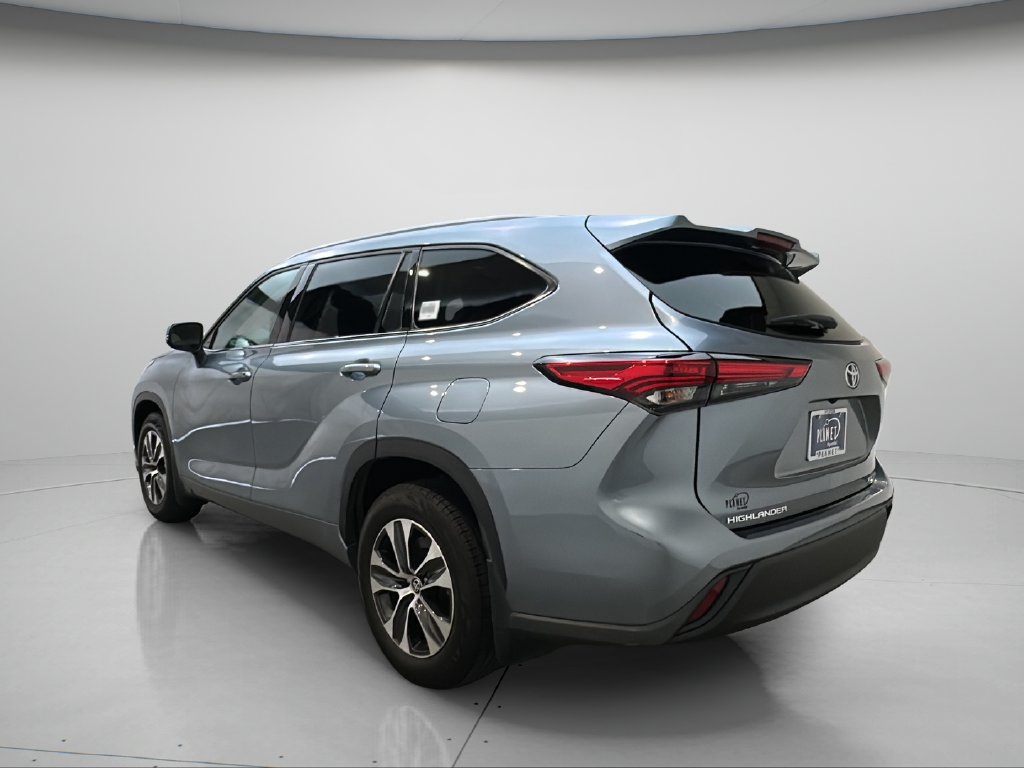 Used 2022 Toyota Highlander XLE AWD/4WD image 4