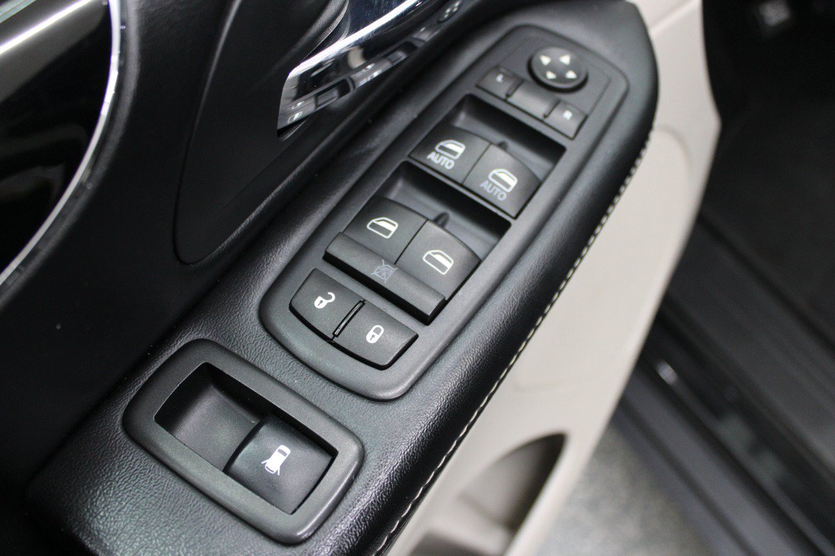 Used 2016 Dodge Grand Caravan SXT FWD image 16