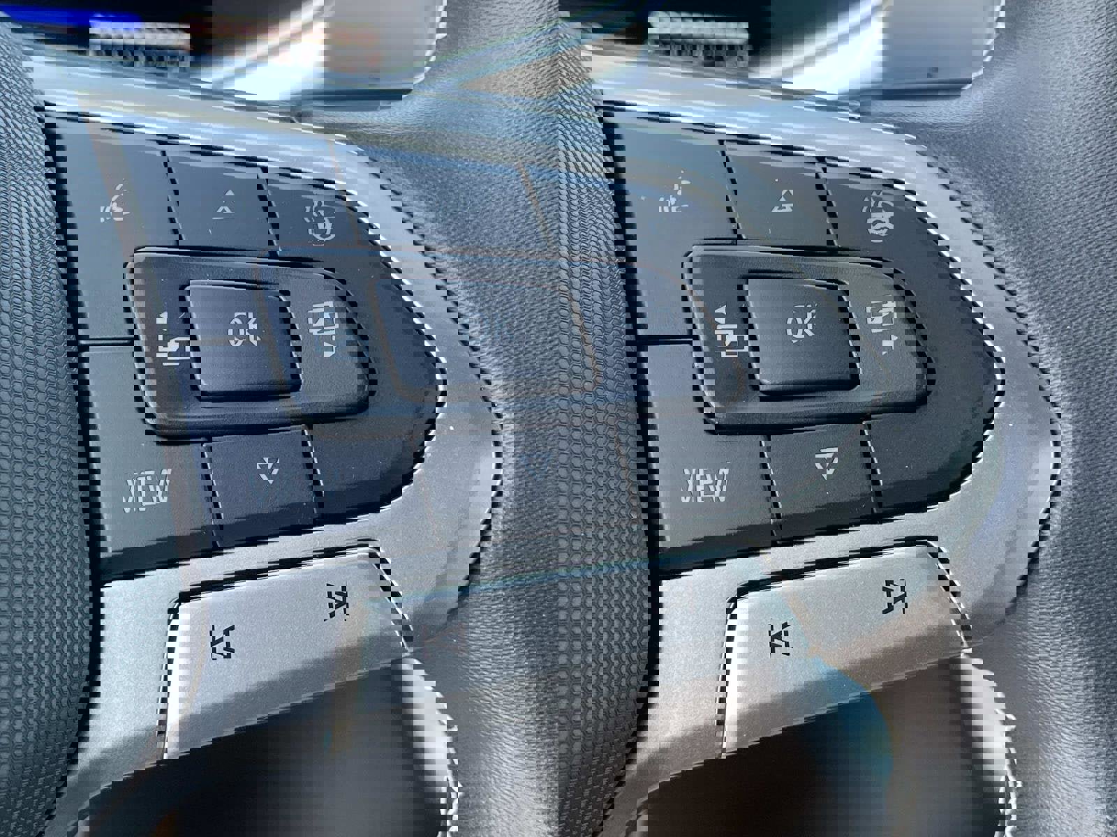 Used 2025 Volkswagen Taos SE w/ Panoramic Sunroof Package FWD image 22