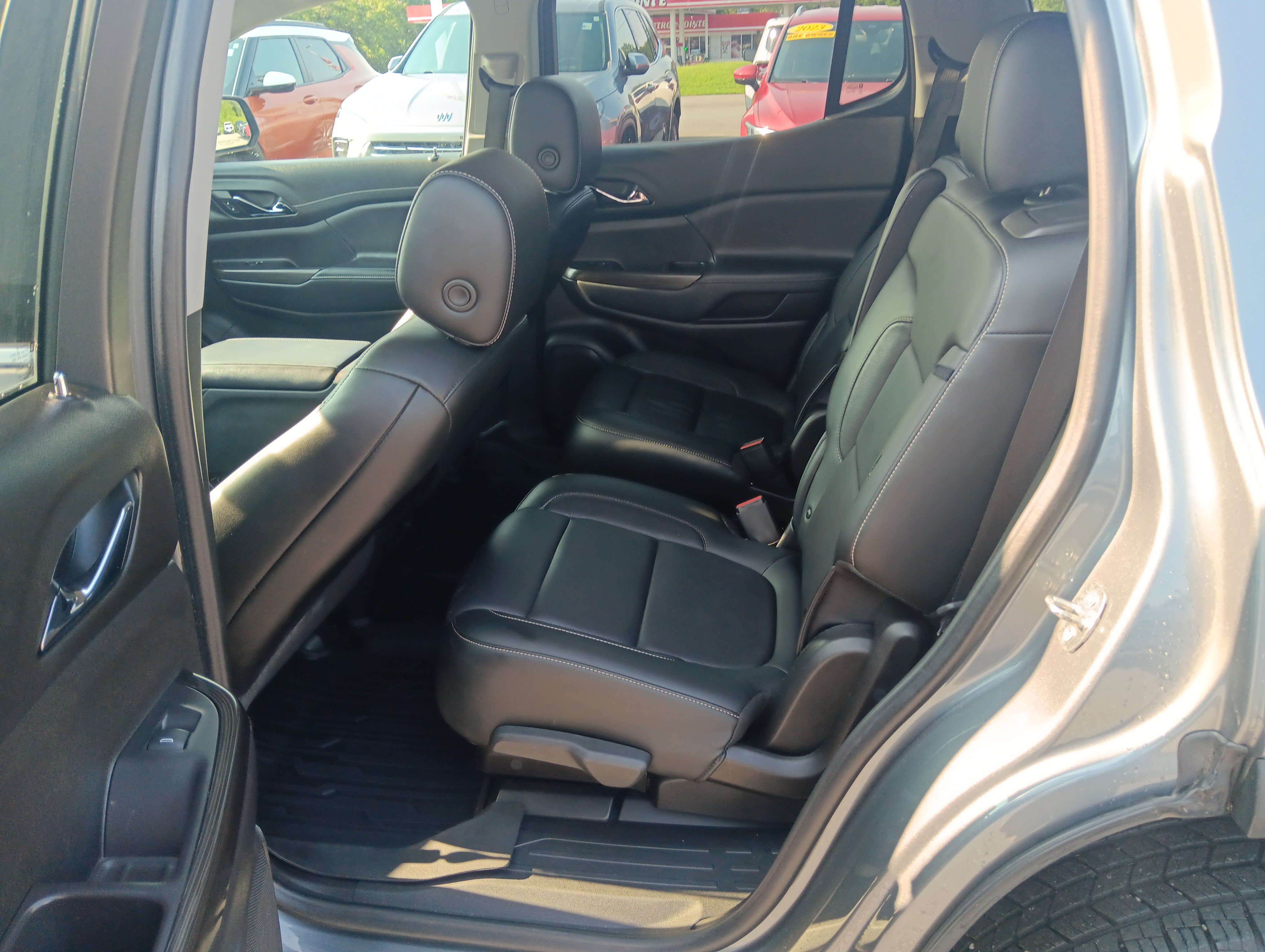 Used 2020 GMC Acadia SLT w/ Trailering Package FWD image 15