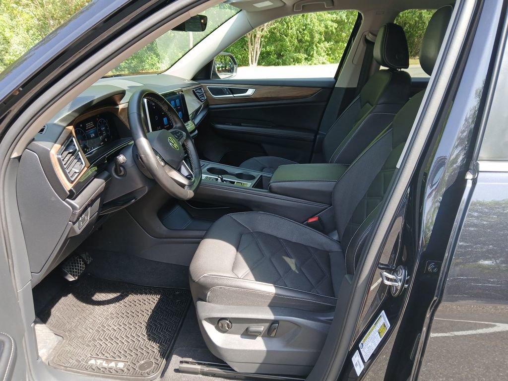 Used 2025 Volkswagen Atlas SE image 19