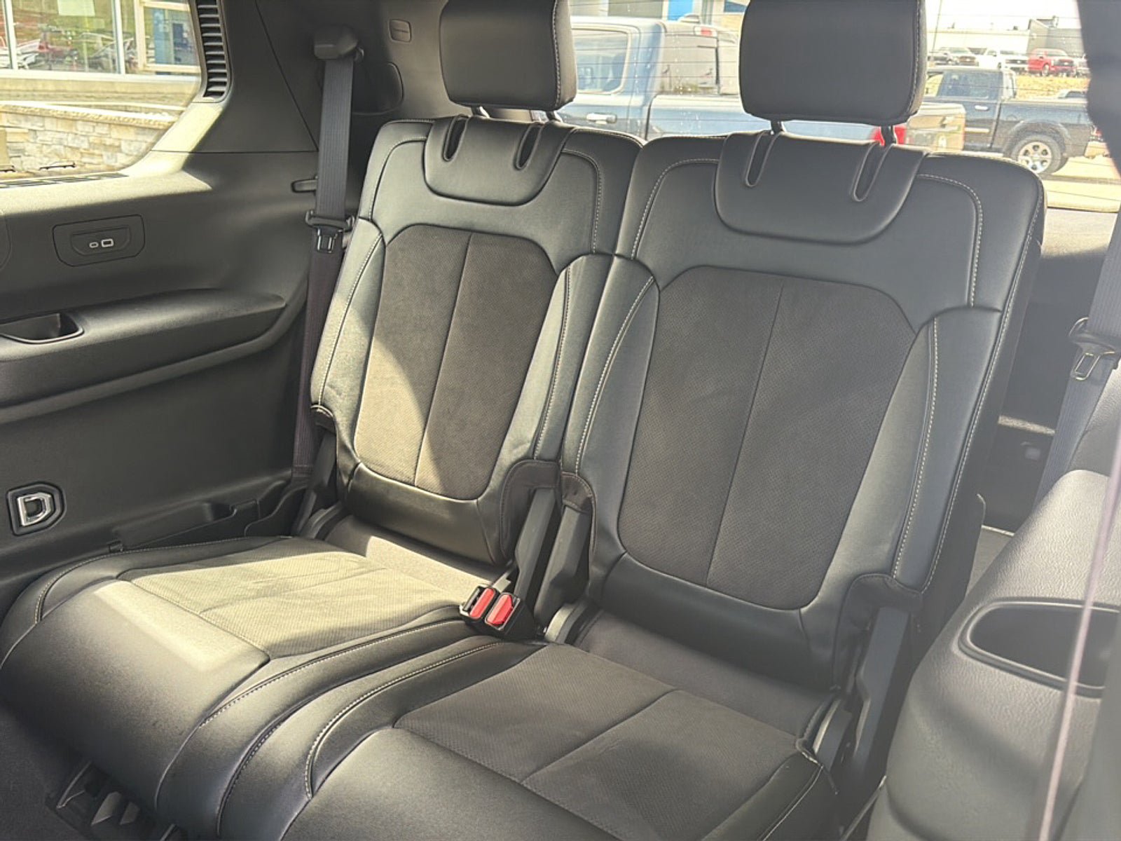 Used 2023 Jeep Grand Cherokee L Laredo AWD/4WD image 17