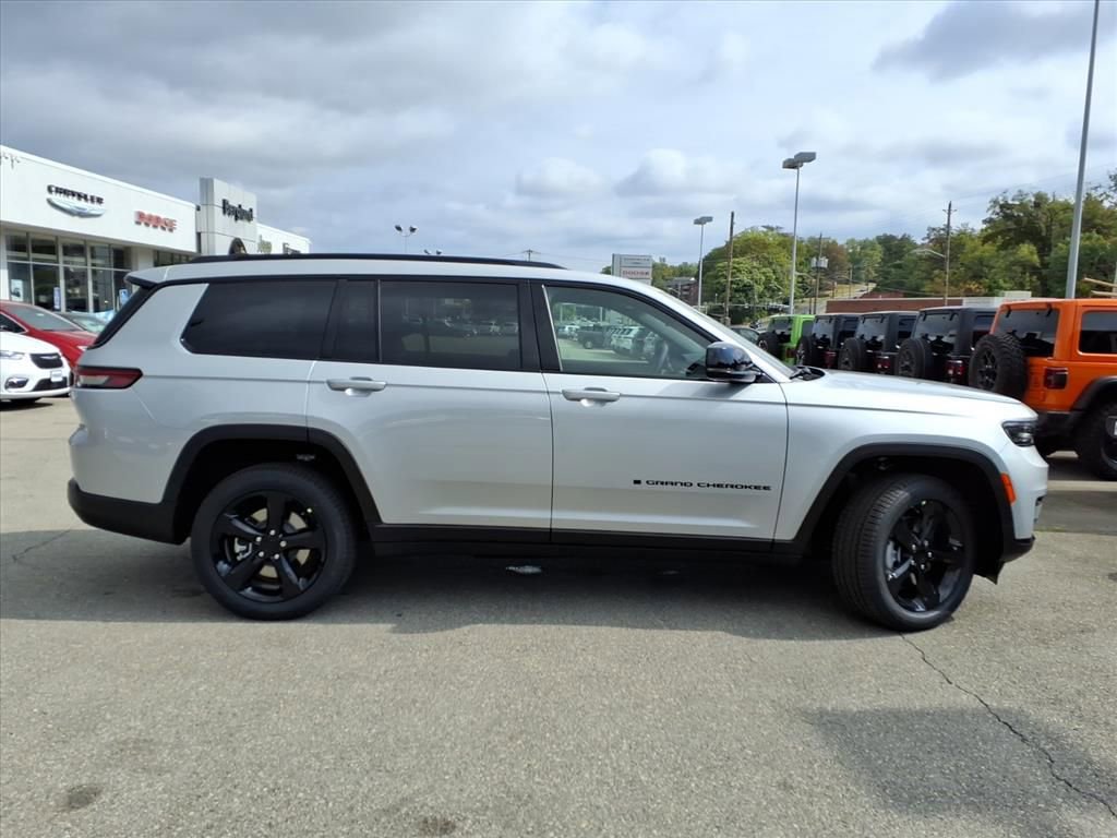 New 2025 Jeep Grand Cherokee L Limited w/ Black Appearance Package image 3