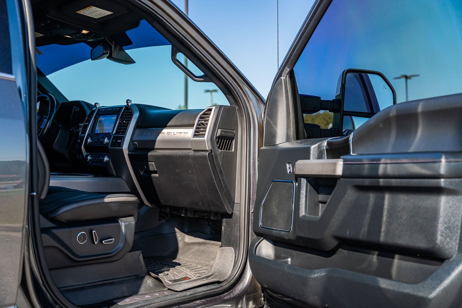 Certified 2019 Ford F450 Platinum w/ Platinum Ultimate Package image 14