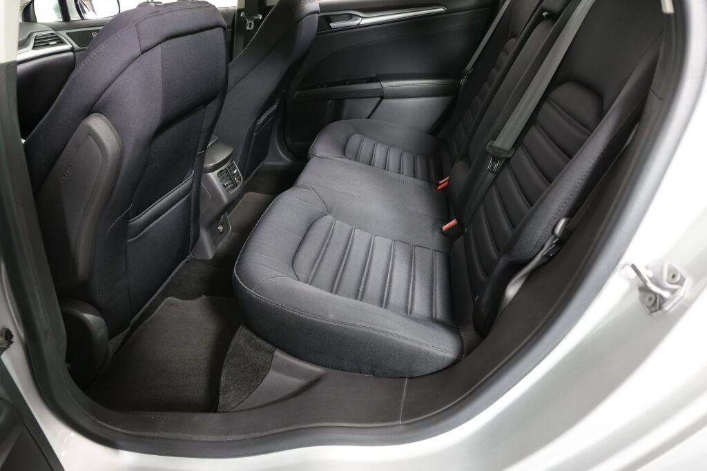 Used 2015 Ford Fusion SE FWD image 17