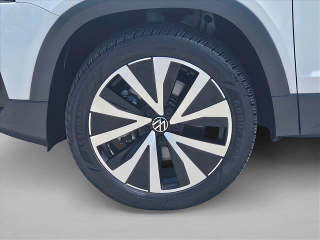 Used 2023 Volkswagen Taos SE w/ Panoramic Sunroof Package FWD image 24