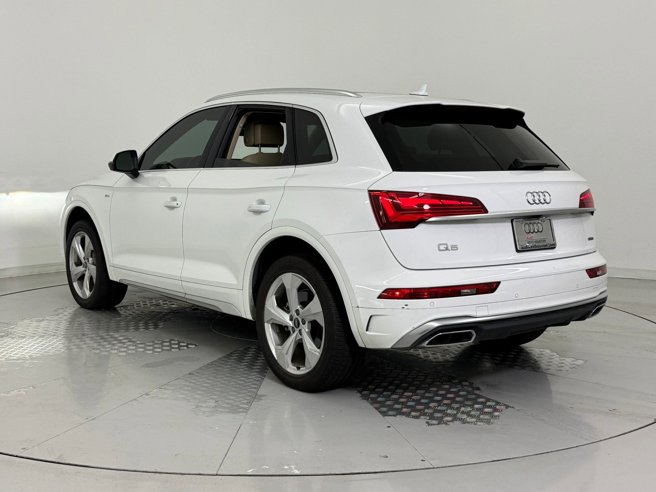 Used 2022 Audi Q5 2.0T Premium Plus w/ Premium Plus Package image 3