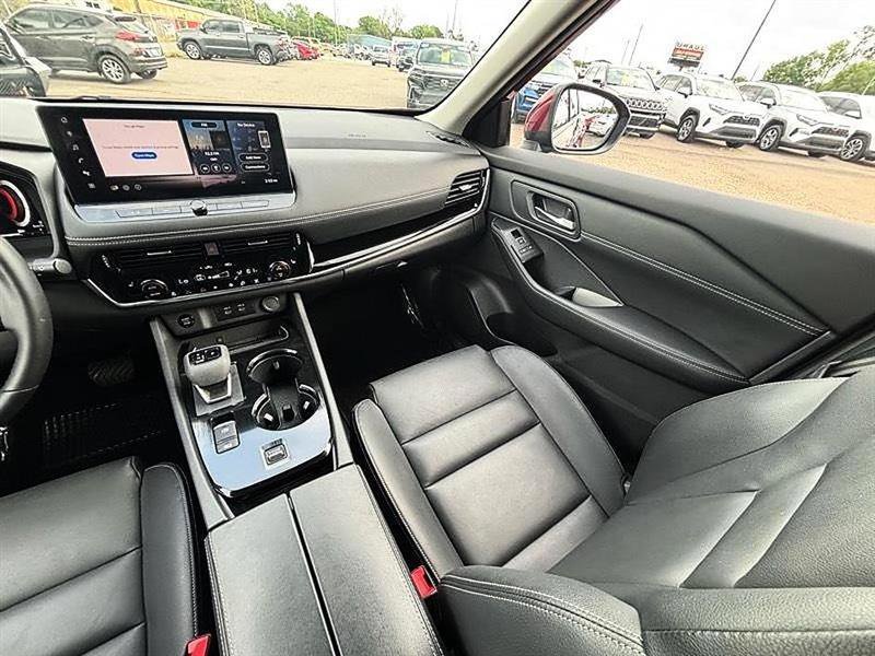 Used 2025 Nissan Rogue SL w/ Tech Package image 14