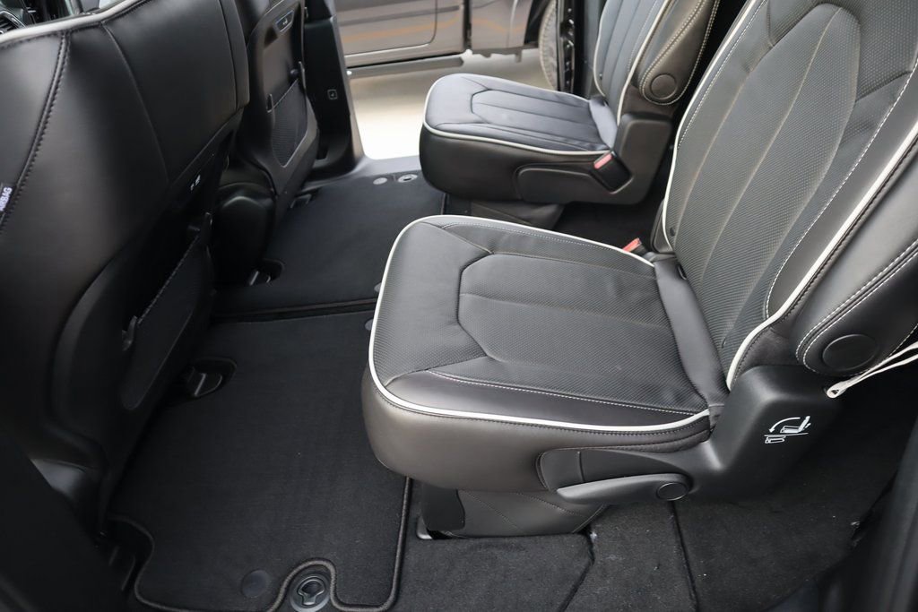 New 2026 Chrysler Pacifica Limited w/ S Appearance Package image 13