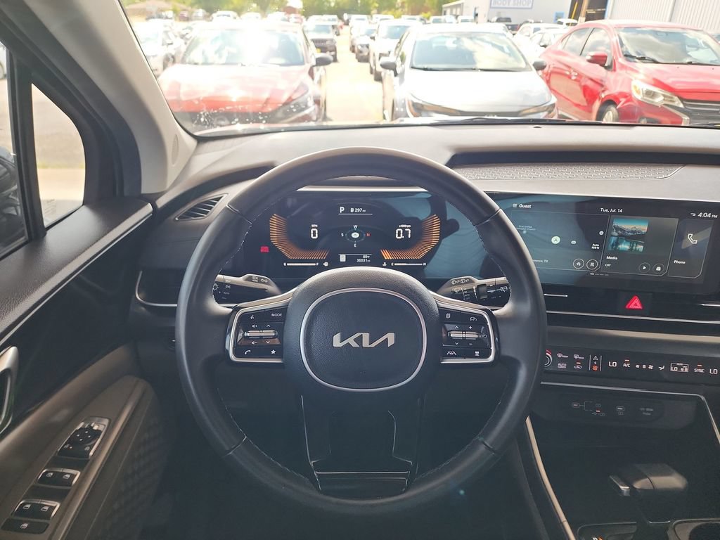 Used 2025 Kia Carnival FWD image 16