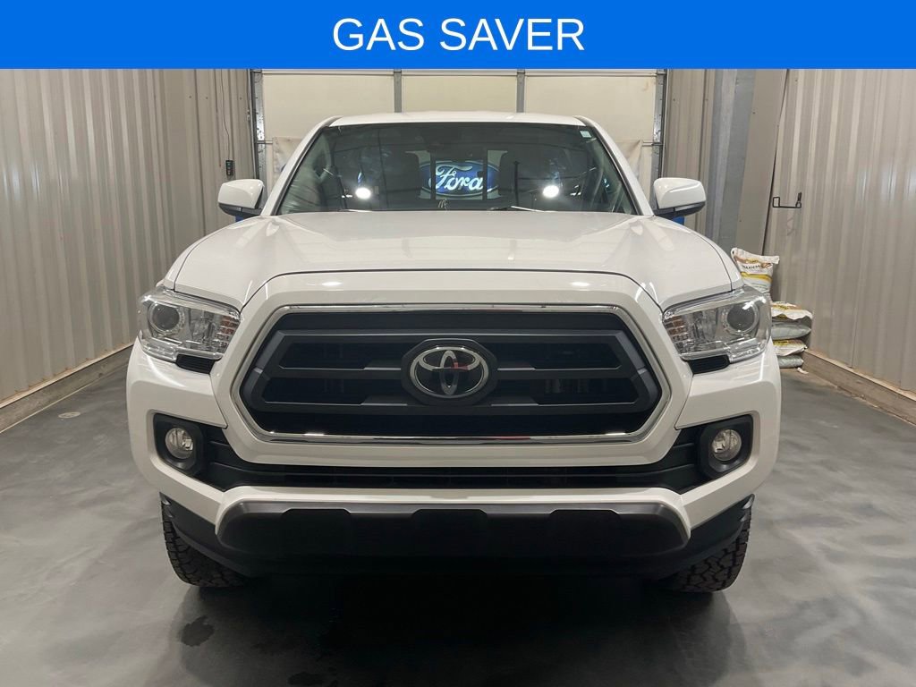 Used 2022 Toyota Tacoma SR5 AWD/4WD image 2
