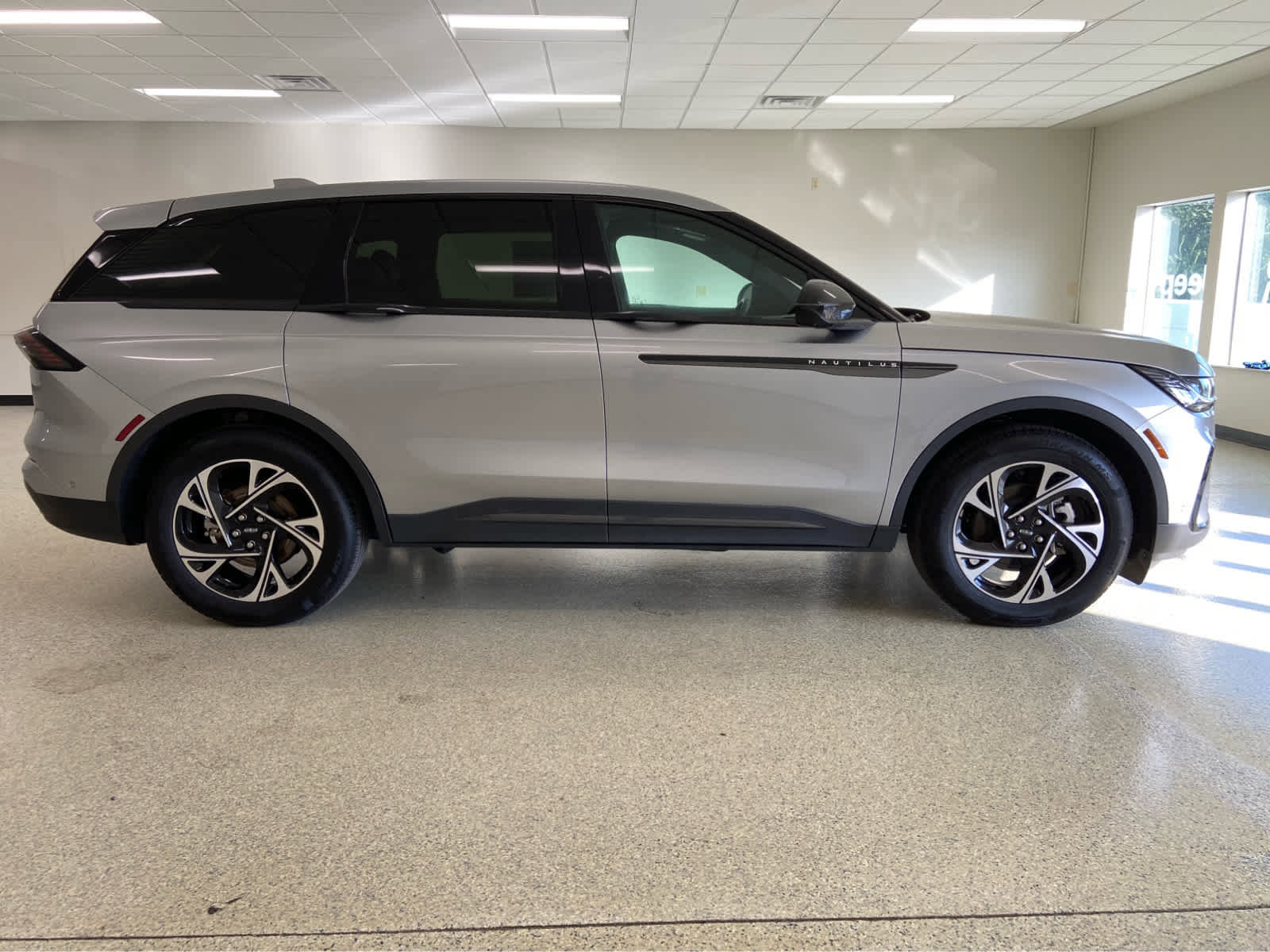 Used 2024 Lincoln Nautilus Premier w/ Equipment Group 102A image 5