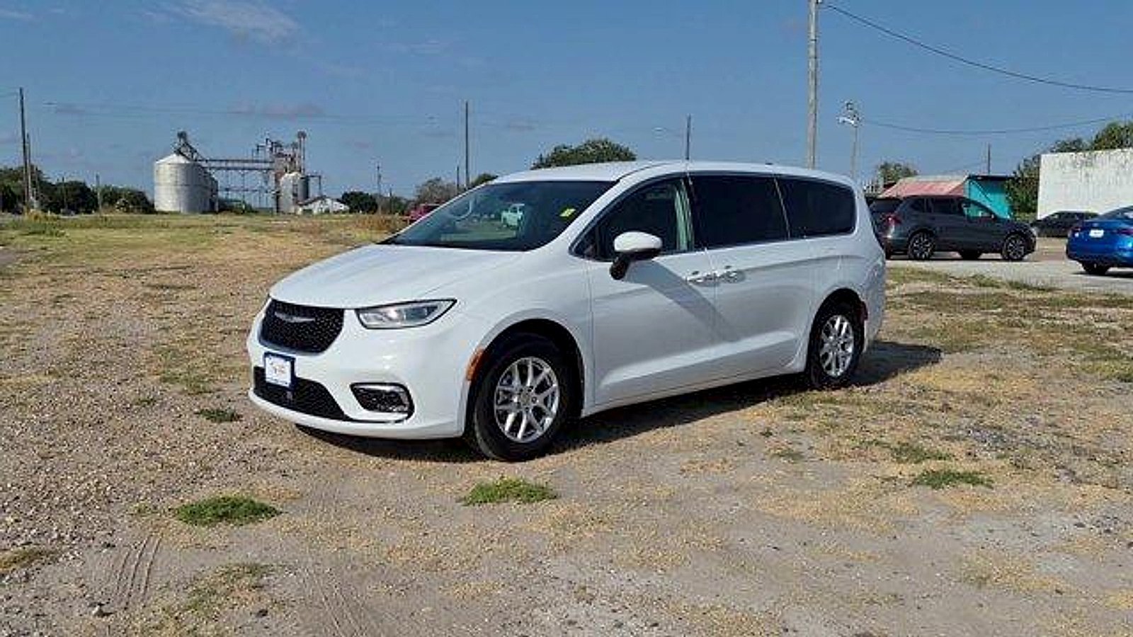 Used 2023 Chrysler Pacifica Touring-L FWD image 4
