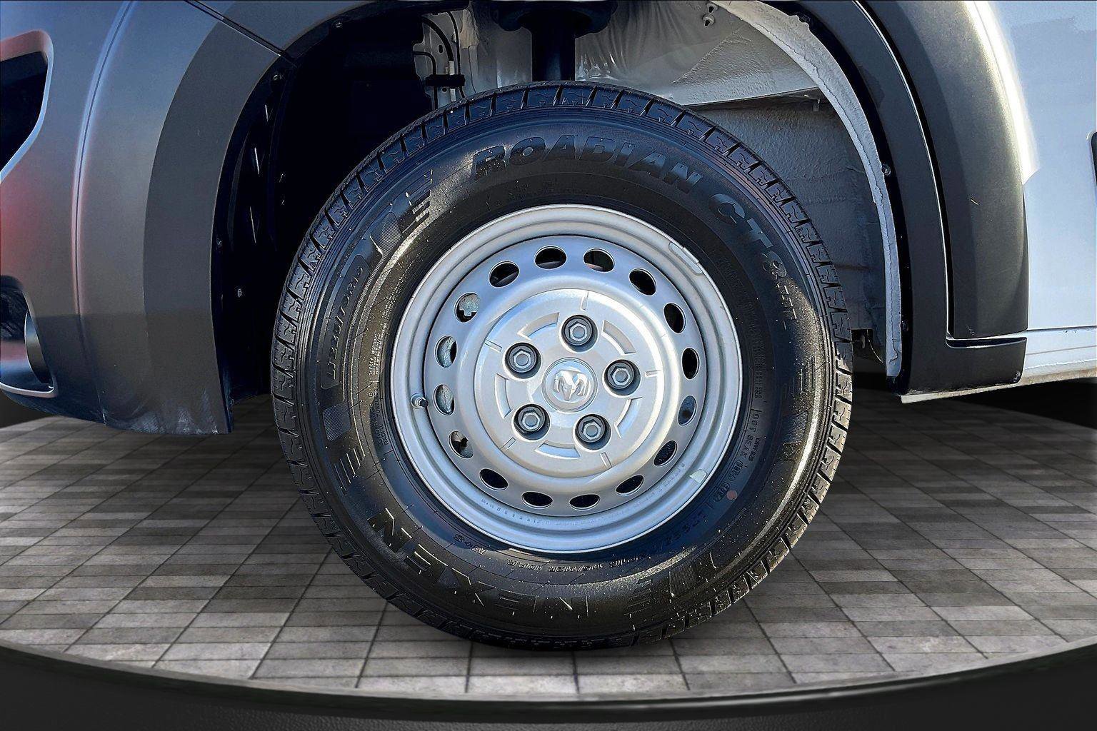 Used 2025 RAM ProMaster 2500 w/ Convenience Group image 9