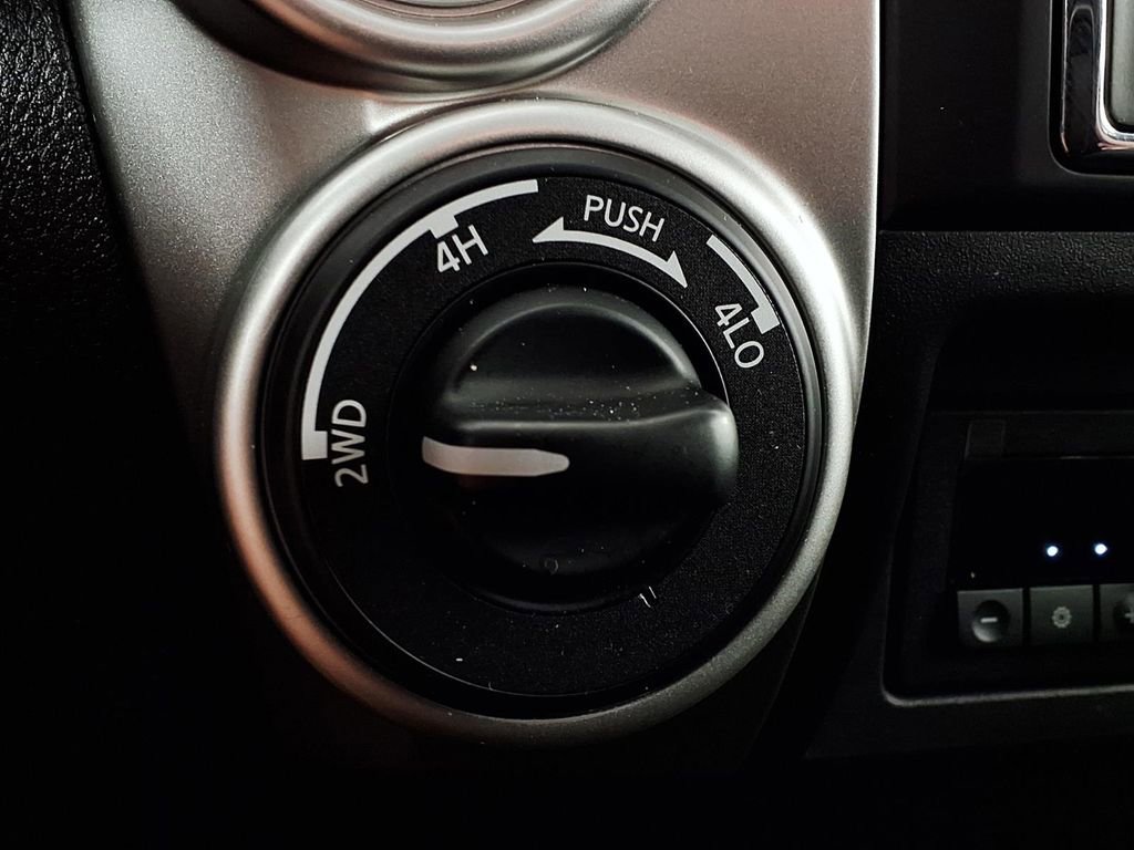 Used 2018 Nissan Titan SV image 16