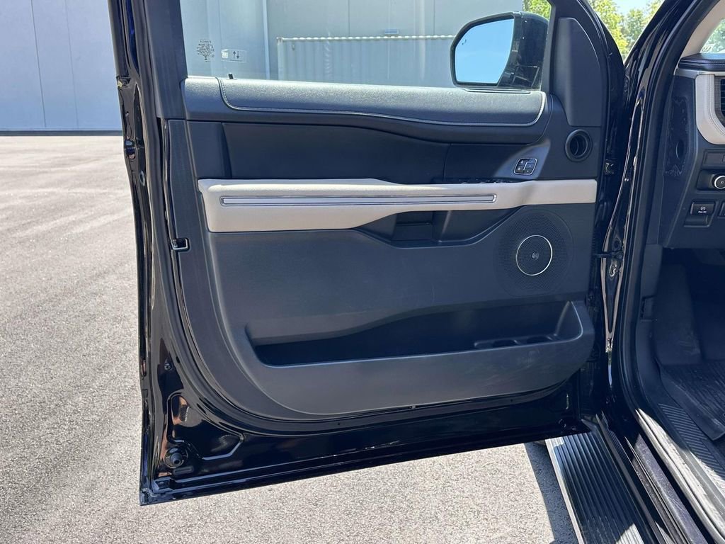 Used 2023 Ford Expedition Max Limited AWD/4WD image 5