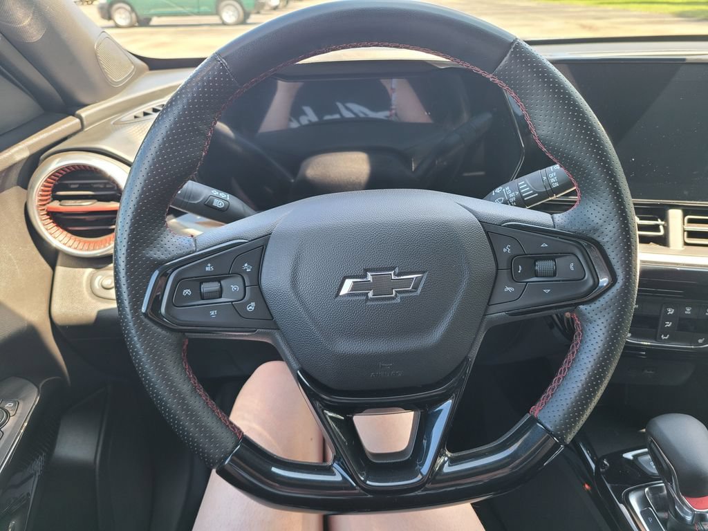 Used 2025 Chevrolet Trax RS FWD image 28