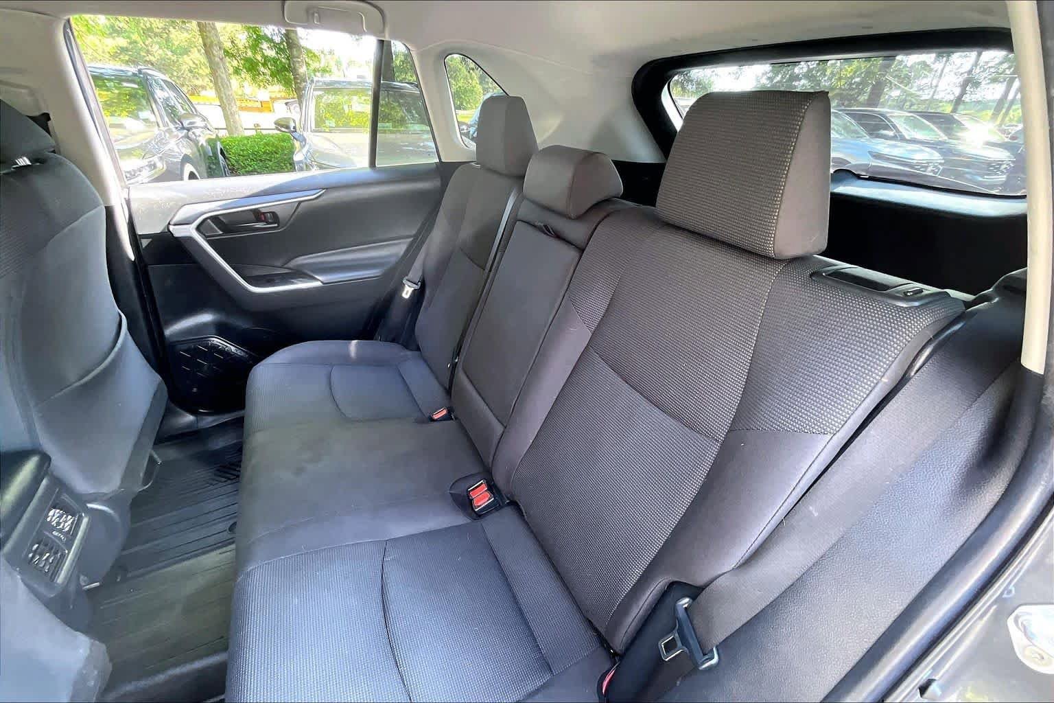 Used 2019 Toyota RAV4 LE AWD/4WD image 19