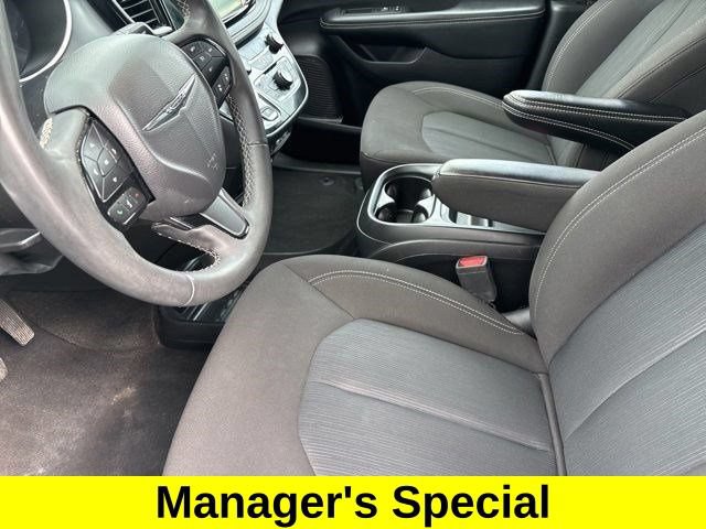 Used 2023 Chrysler Pacifica Touring FWD image 11