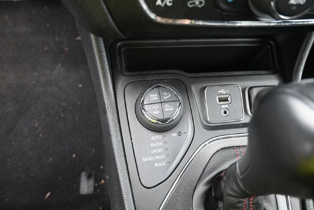 Used 2022 Jeep Cherokee Trailhawk AWD/4WD image 19