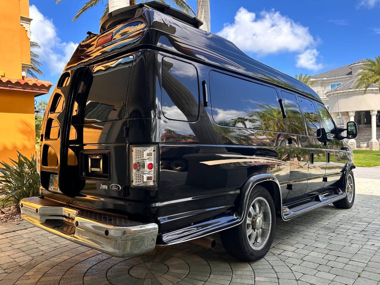 Used 2010 Ford E-350 and Econoline 350 XLT RWD image 25