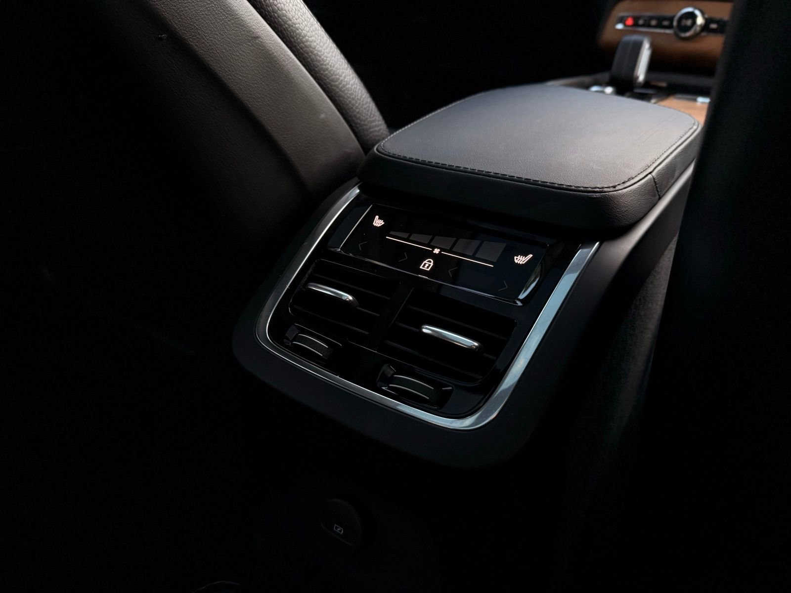 Used 2023 Volvo XC90 T8 Plus image 29