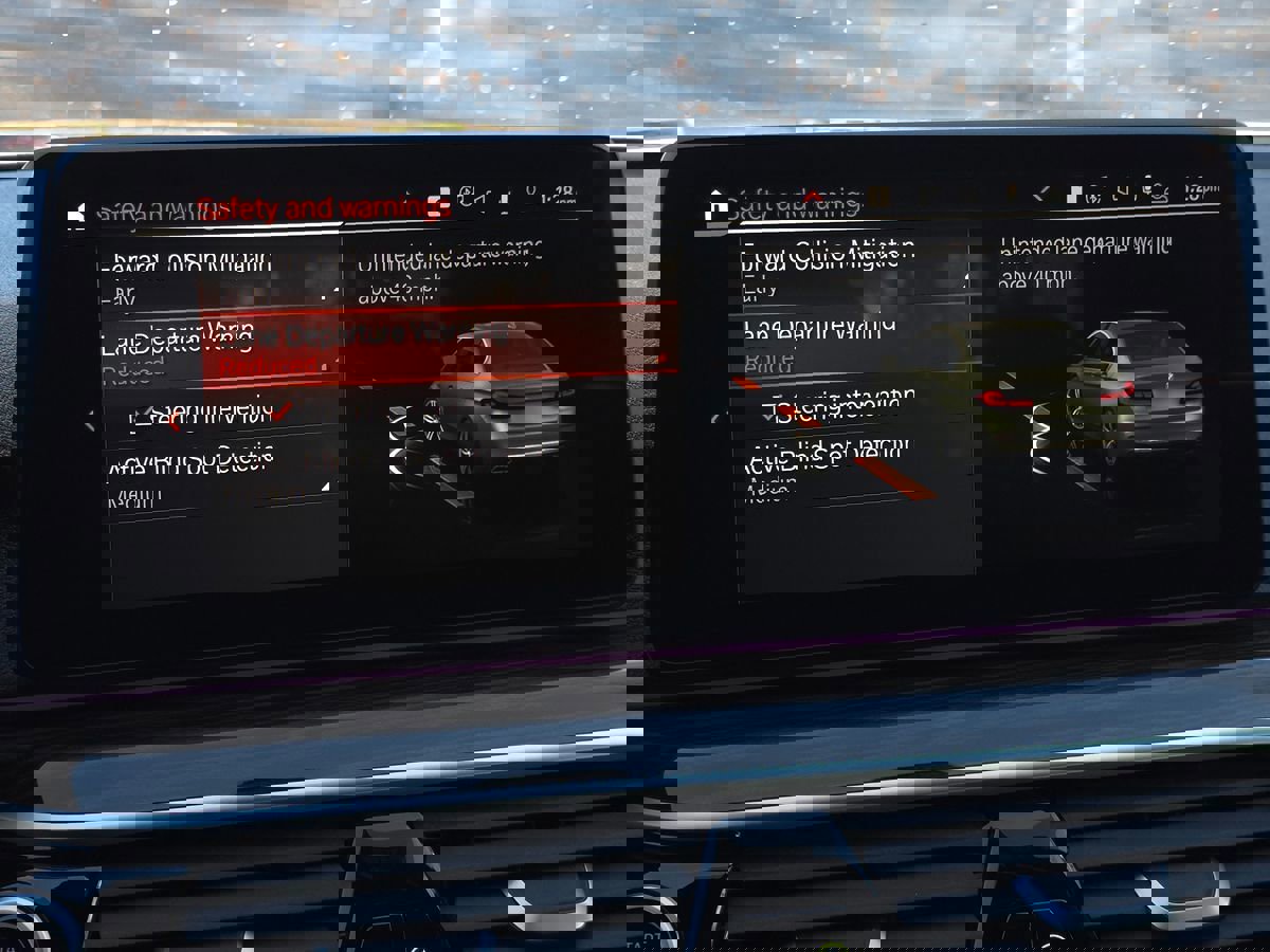 Used 2023 BMW 530e xDrive w/ Premium Package image 37