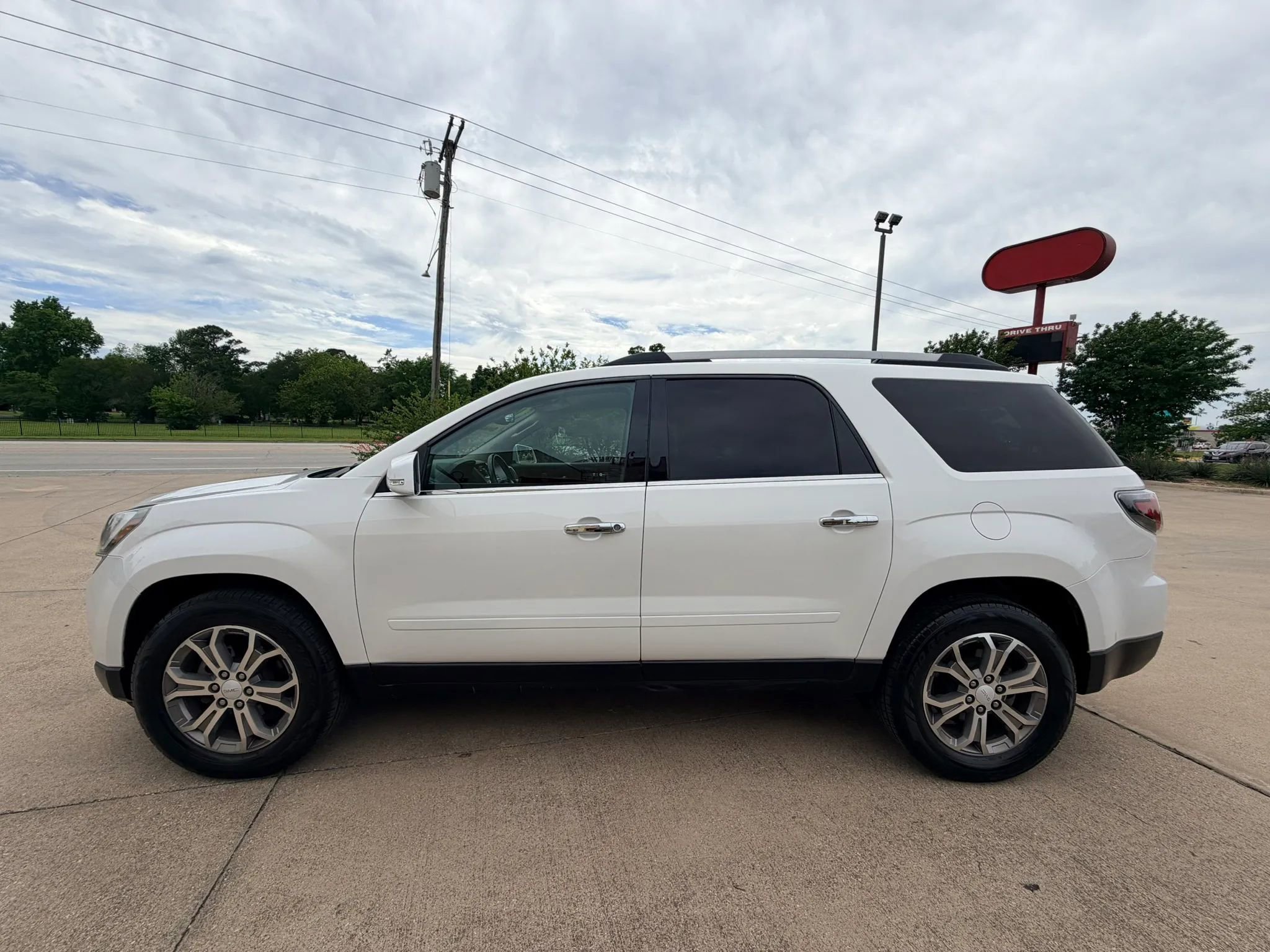 Used 2016 GMC Acadia SLT FWD image 2