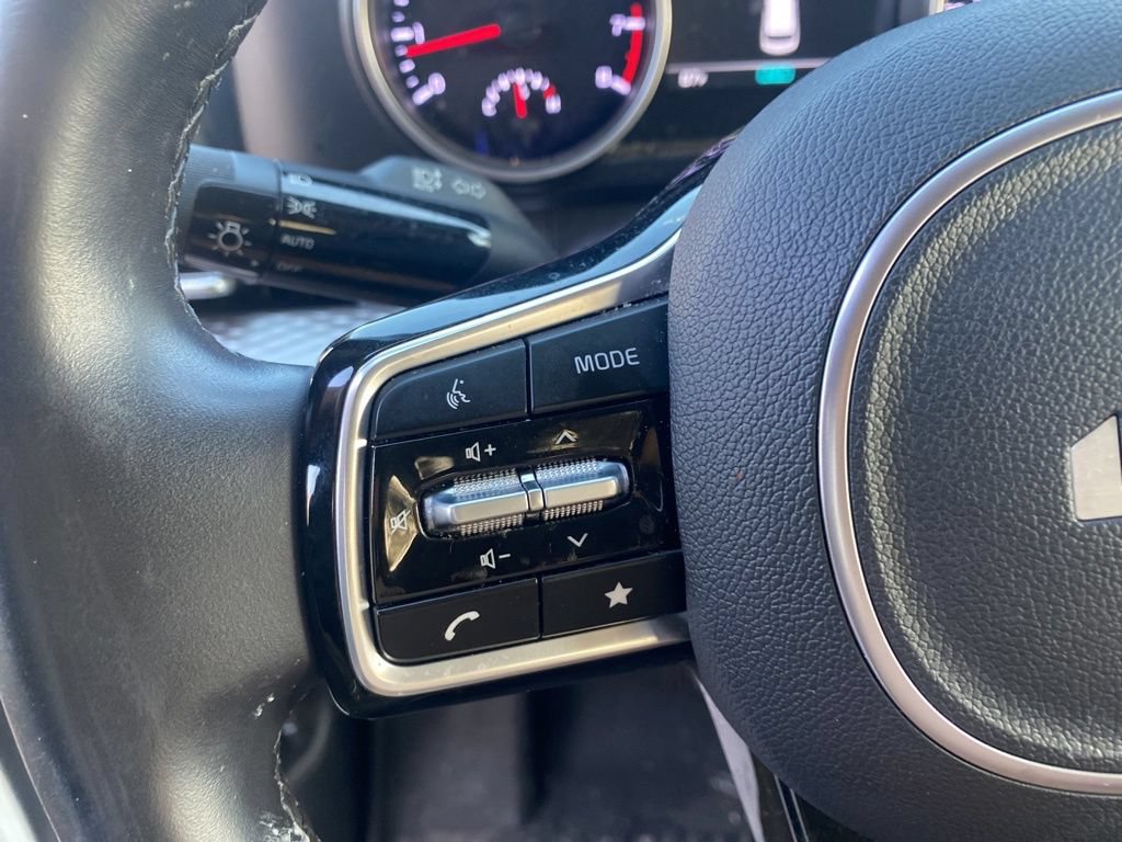 Certified 2024 Kia Carnival LX FWD image 12