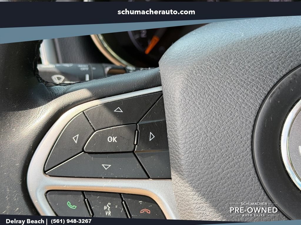 Used 2019 Jeep Grand Cherokee Laredo AWD/4WD image 25