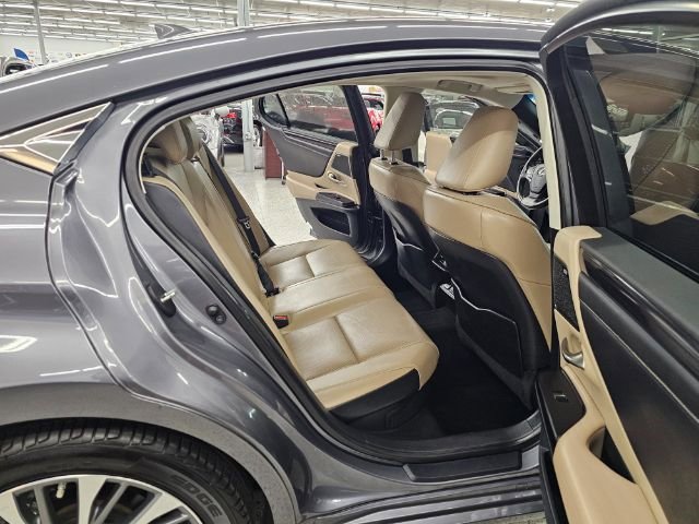 Used 2021 Lexus ES 300h w/ Premium Package image 32