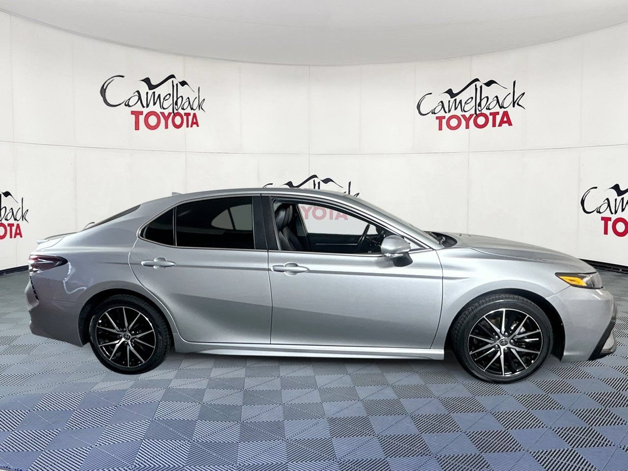 Used 2024 Toyota Camry SE FWD image 9