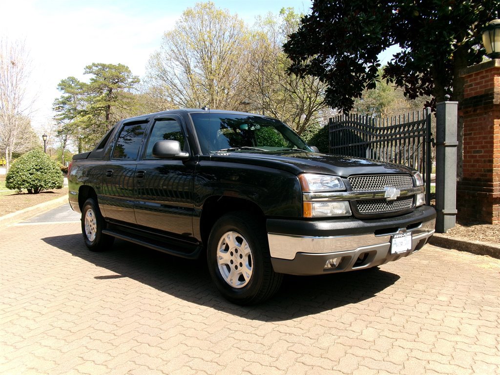 Used 2003 Chevrolet Avalanche 4x4 w/ Suspension Package, Off-Road image 3