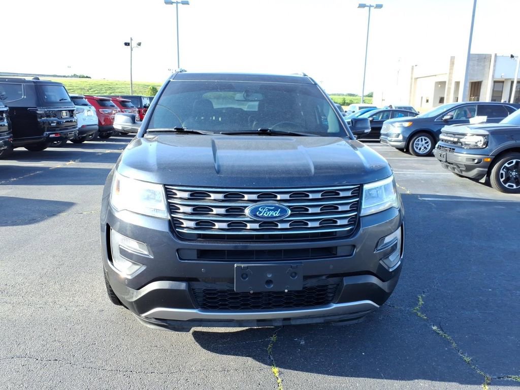Used 2017 Ford Explorer XLT w/ Equipment Group 202A FWD image 2
