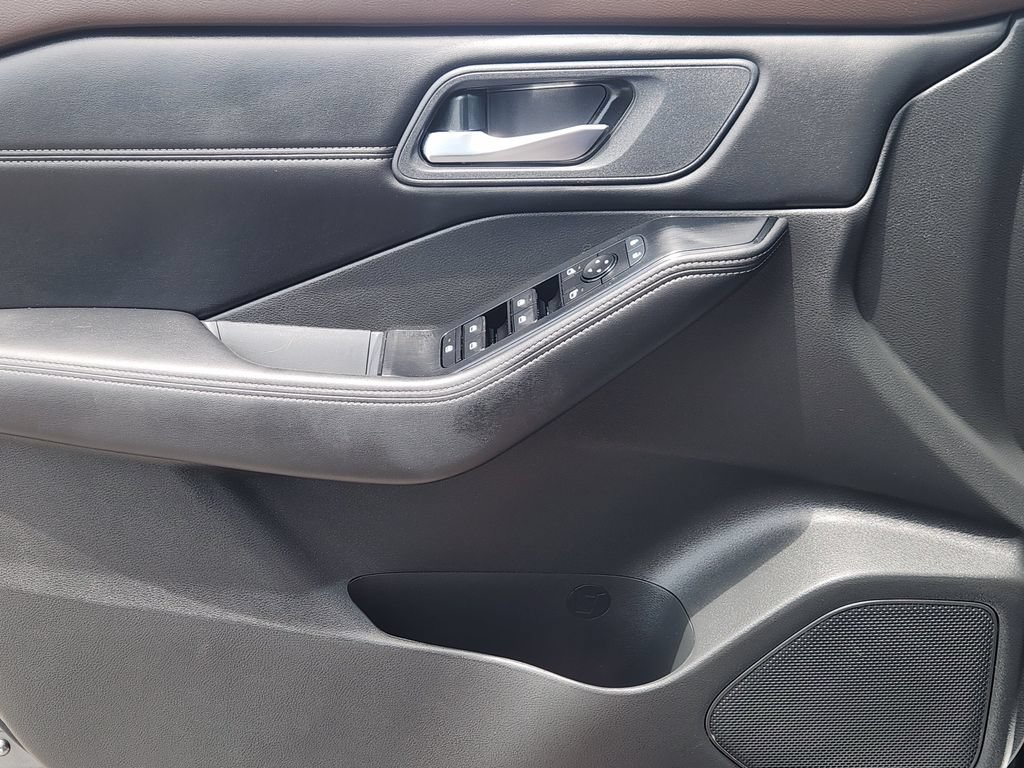 Used 2023 Nissan Rogue SV w/ SV Premium B Package FWD image 17