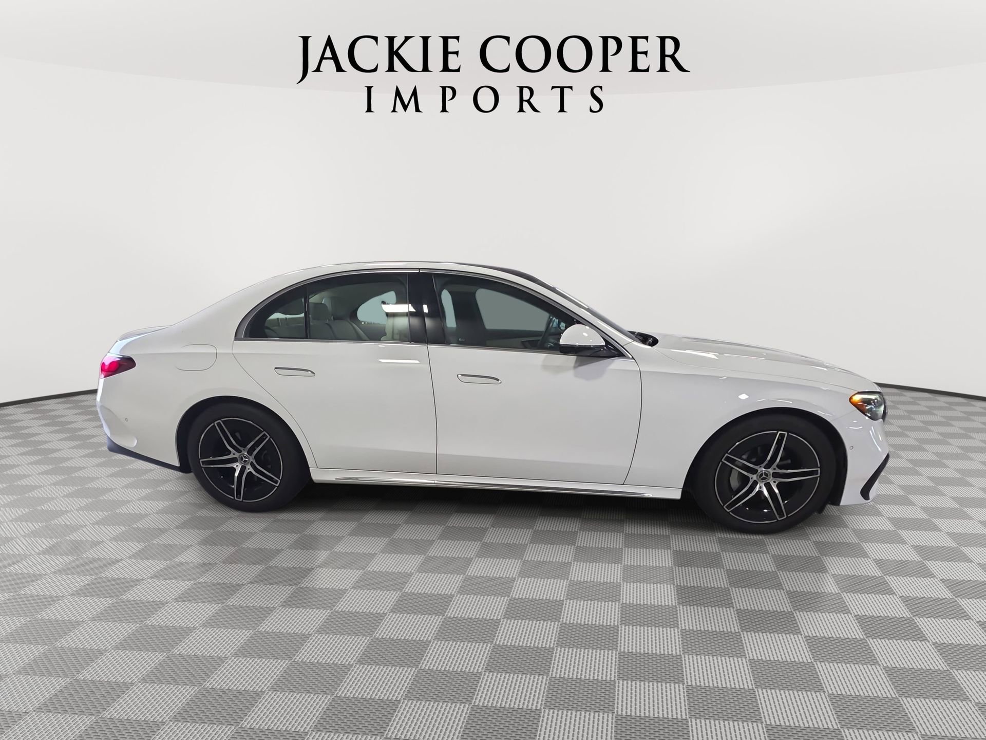 Used 2025 Mercedes-Benz E 350 4MATIC Sedan image 4