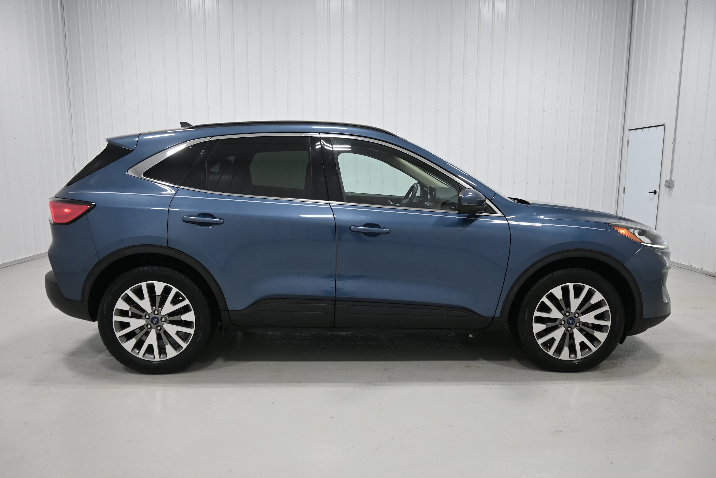 Used 2020 Ford Escape Titanium w/ Titanium Premium Package 2.0 AWD/4WD image 38