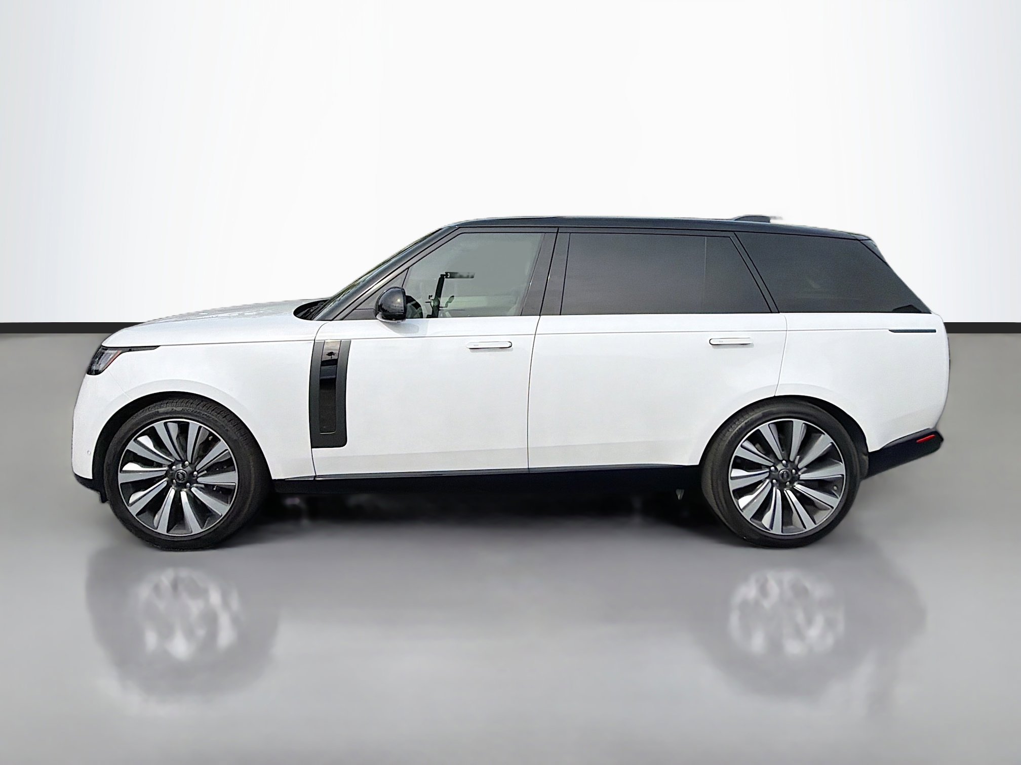 Used 2025 Land Rover Range Rover SV image 2